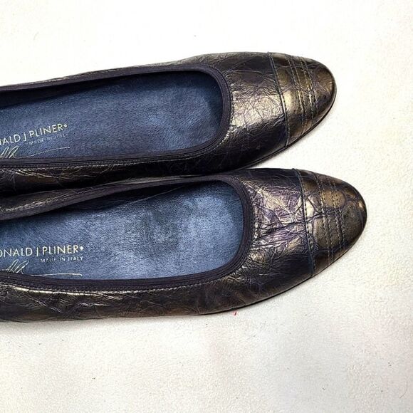 Donald J. PlinerĀ Women'sāGoldāFlatsāSizeā6 - Picture 9 of 13